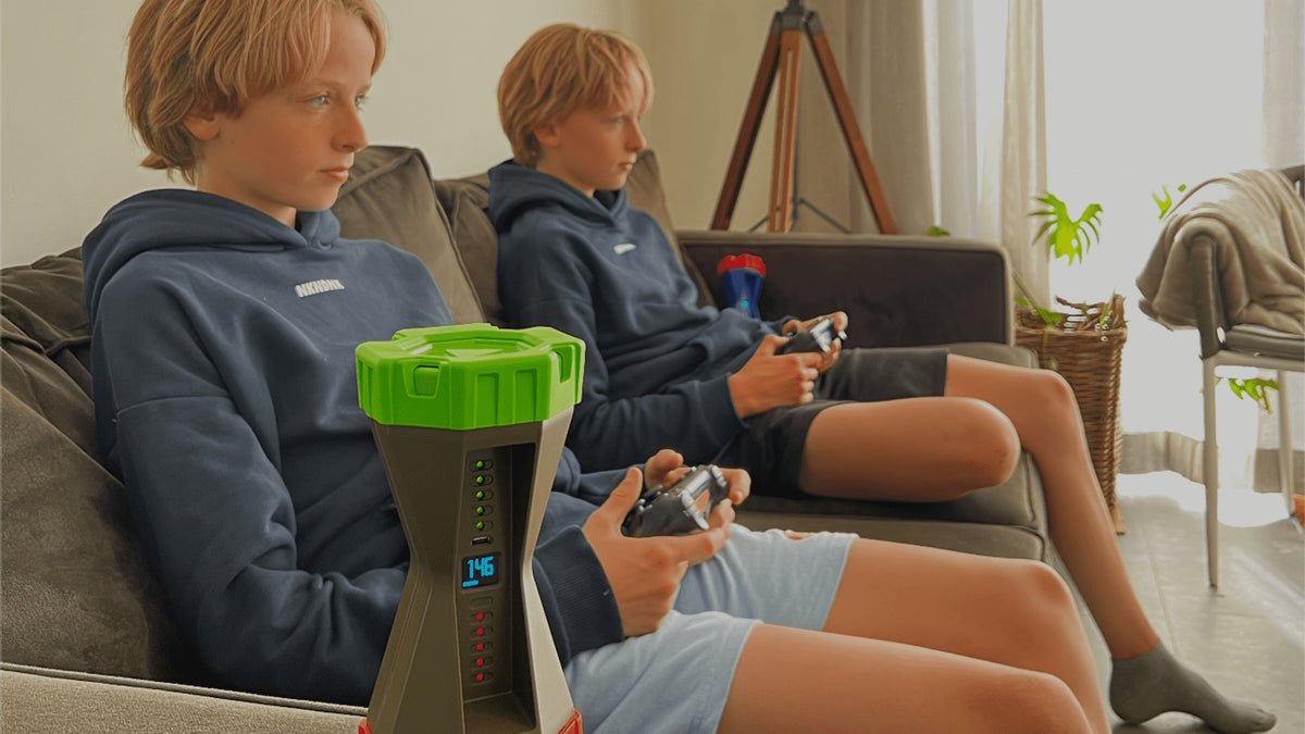 Twee kinderen gamen met een GameTimer